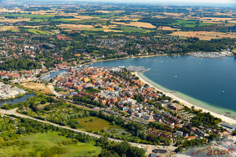 Luftaufnahme von Eckernförde mit Altstadt, Ostseestrand und Hafen