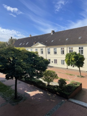 Blick nach Westen auf das historische Haus gegenüber in der Kieler Straße